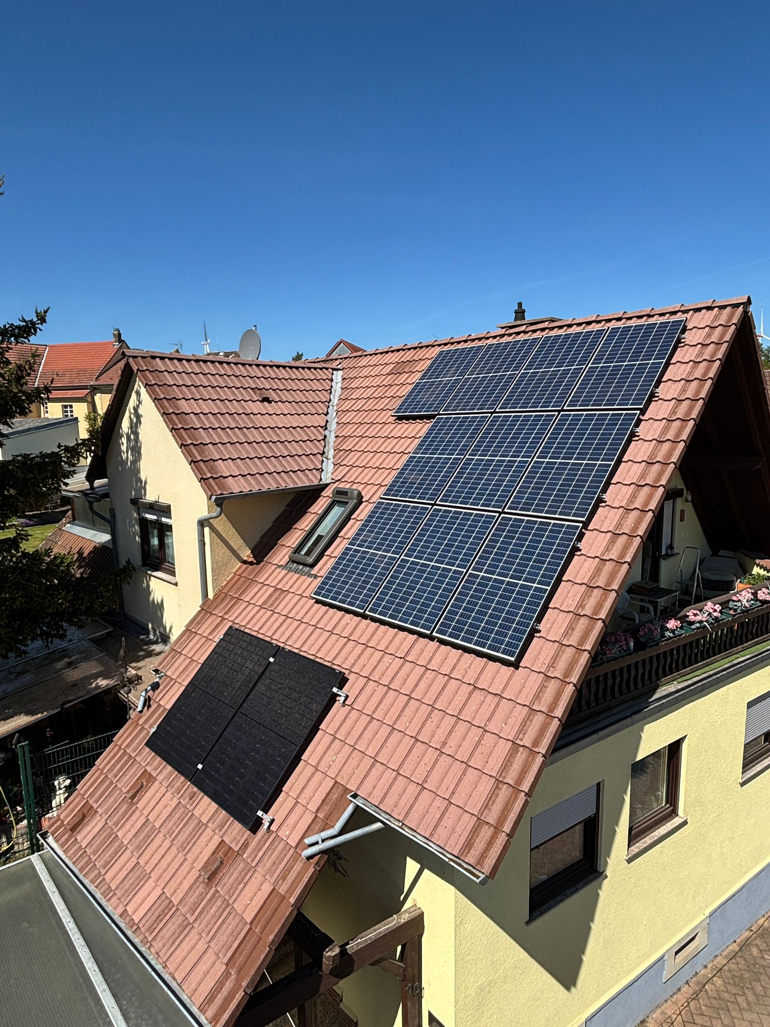 Einfamilienhaus mit PV-Anlage nach der Dachreinigung, Ziegel sauber