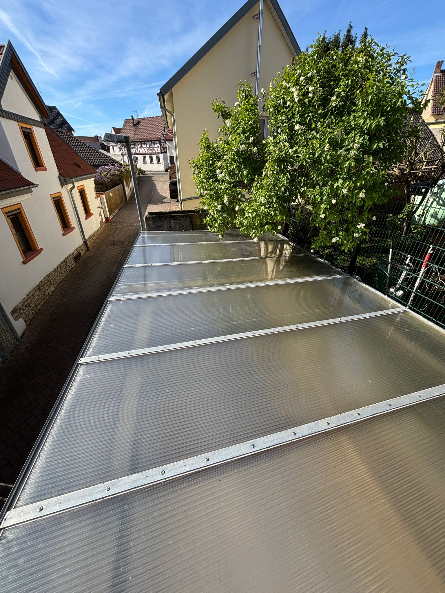 Carport-Glasdach aus Polycarbonat-Stegplatten nach der Reinigung, klar und transparent